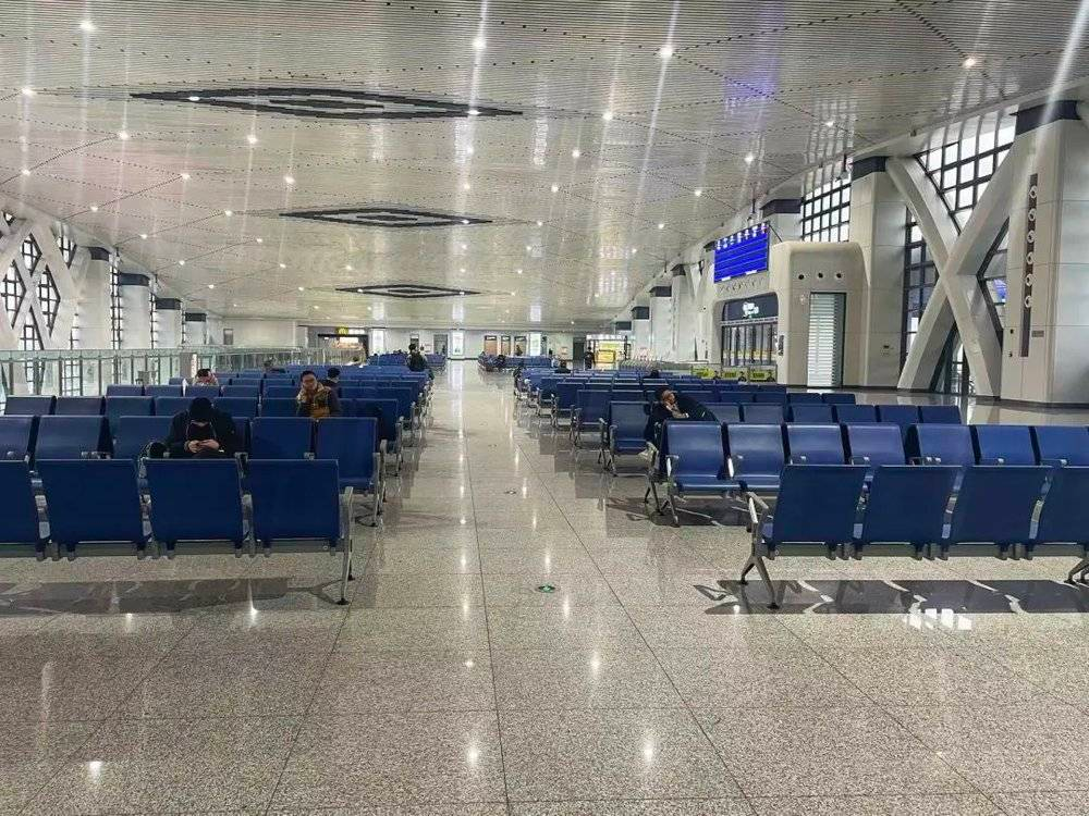 12月11日,临泉高铁站一景